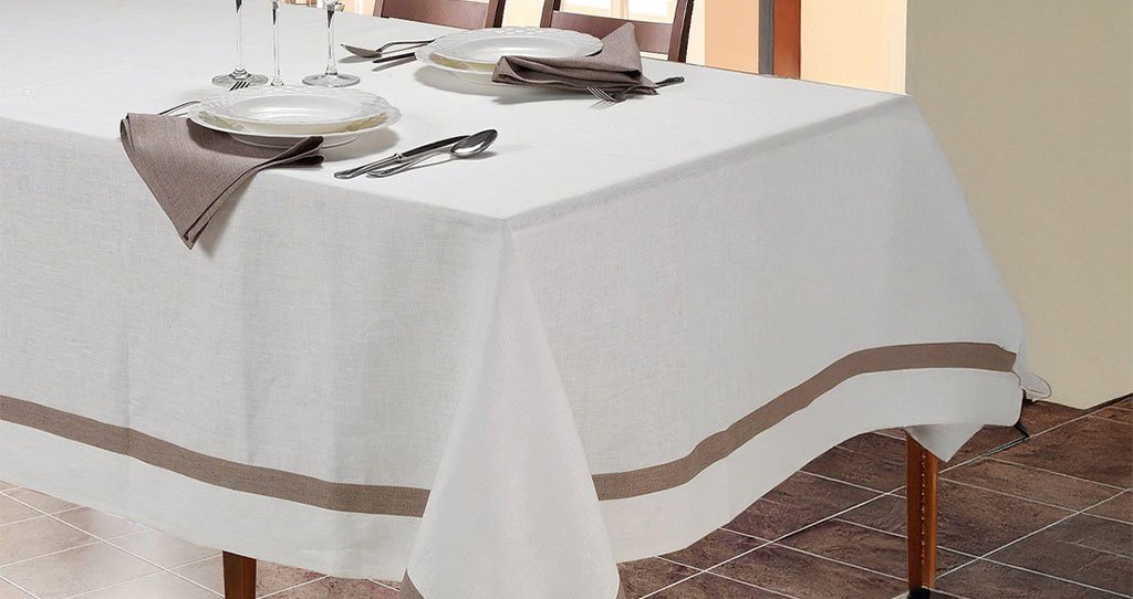 Tovaglia in puro lino con balza interna a contrasto color avorio su tavolo