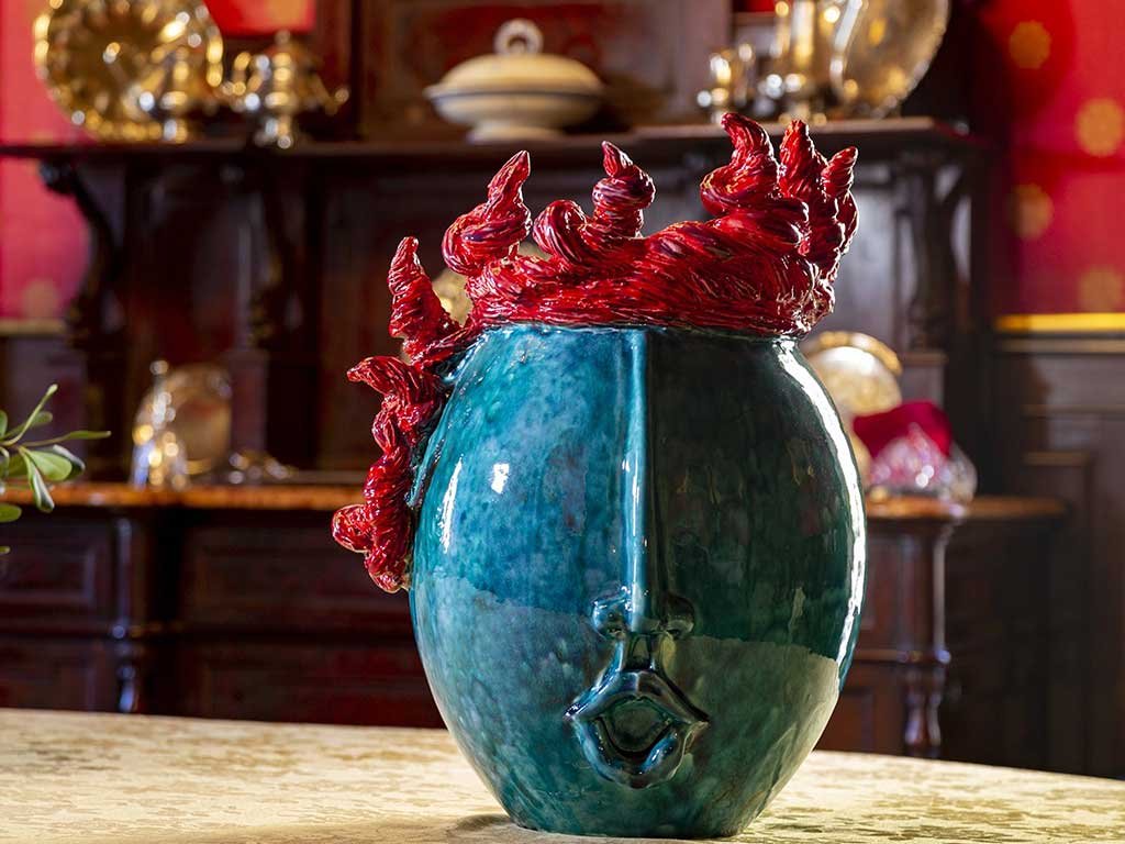 vaso fuochista azzurro e fiamme rosse stilizzate