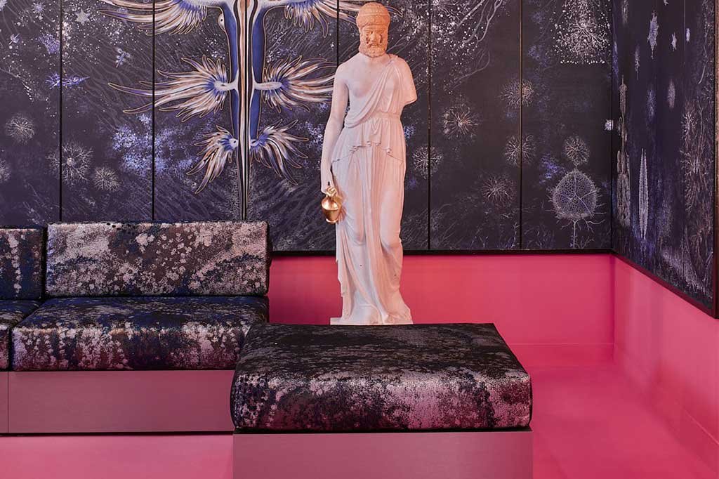 Statua-di-Francesco-Vezzoli,-divano-capsule-collection-STUDIO2046