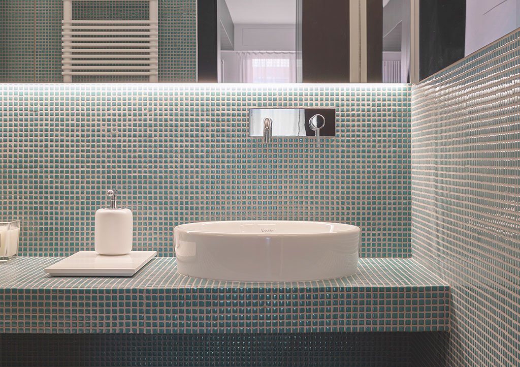 bagno piano mosaico e lavabo appoggio