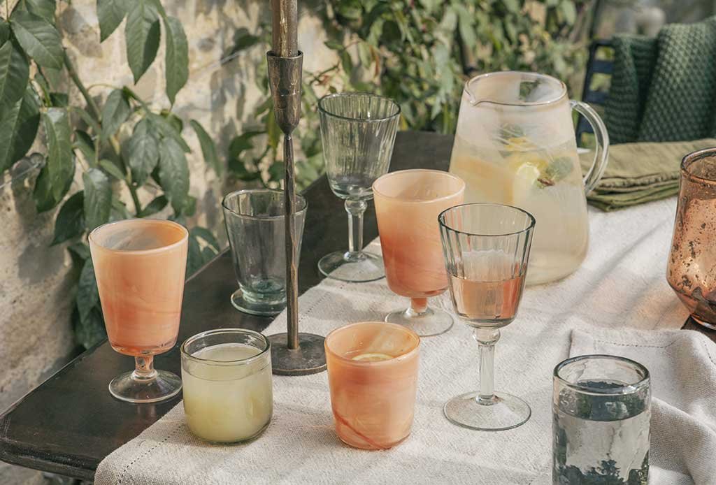 bicchieri trasparenti color albicocca e caraffa