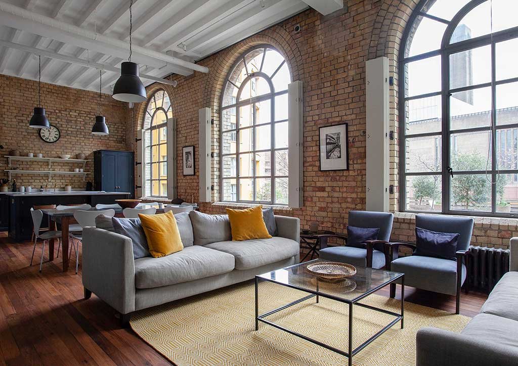 loft-parete-mattoni-e-soffitto-travi