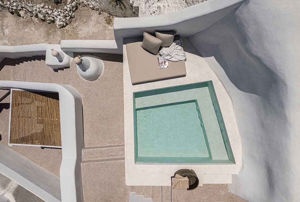 casa mesaria terrazza superiore con piscina accesso scala pietra