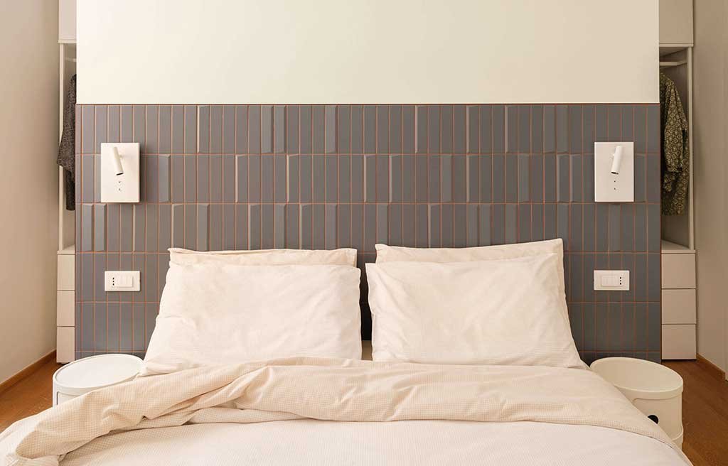 camera-da-letto-padronale parete piastrelle azzurro polvere