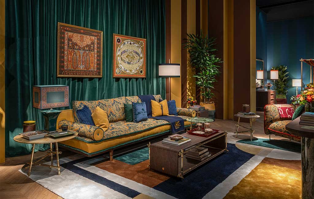 divano-Woodstock;-tavolini-Sarmarcanda,-coffee-table-Frame,-tappeto-Trame-multicolor,-lampada-piantana-Tinge.