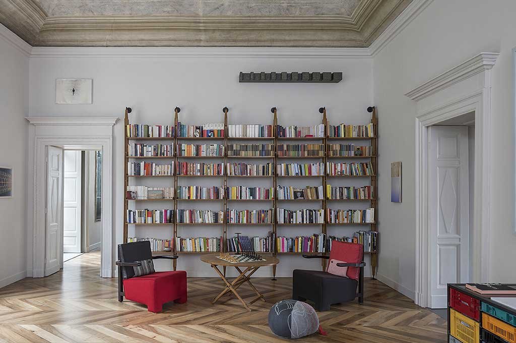 libreria-parete-poltrone-tavolo tondo