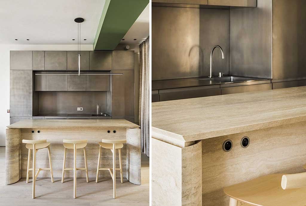 cucina-acciaio-e-isola-in-travertino