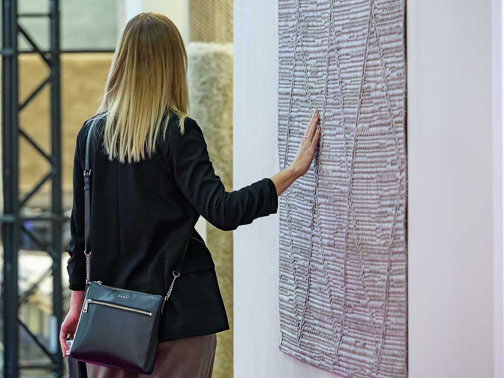 tappeto-appeso ragazza che tocca con mano