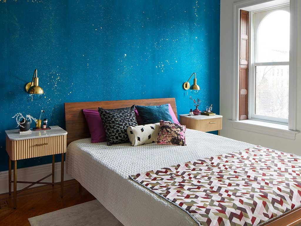 camera-da-letto-comodini-marmo-lampade-ottone-letto-legno