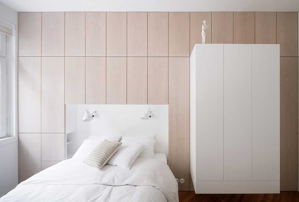 camera-da-letto-parete-pannelli-e-mobile-sospeso