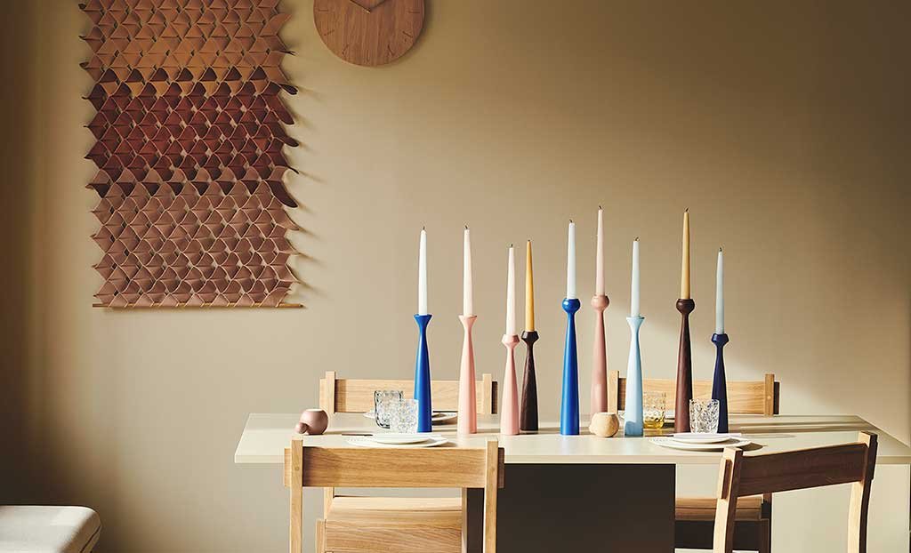 candelabro in legno colorato in stile scandinavo