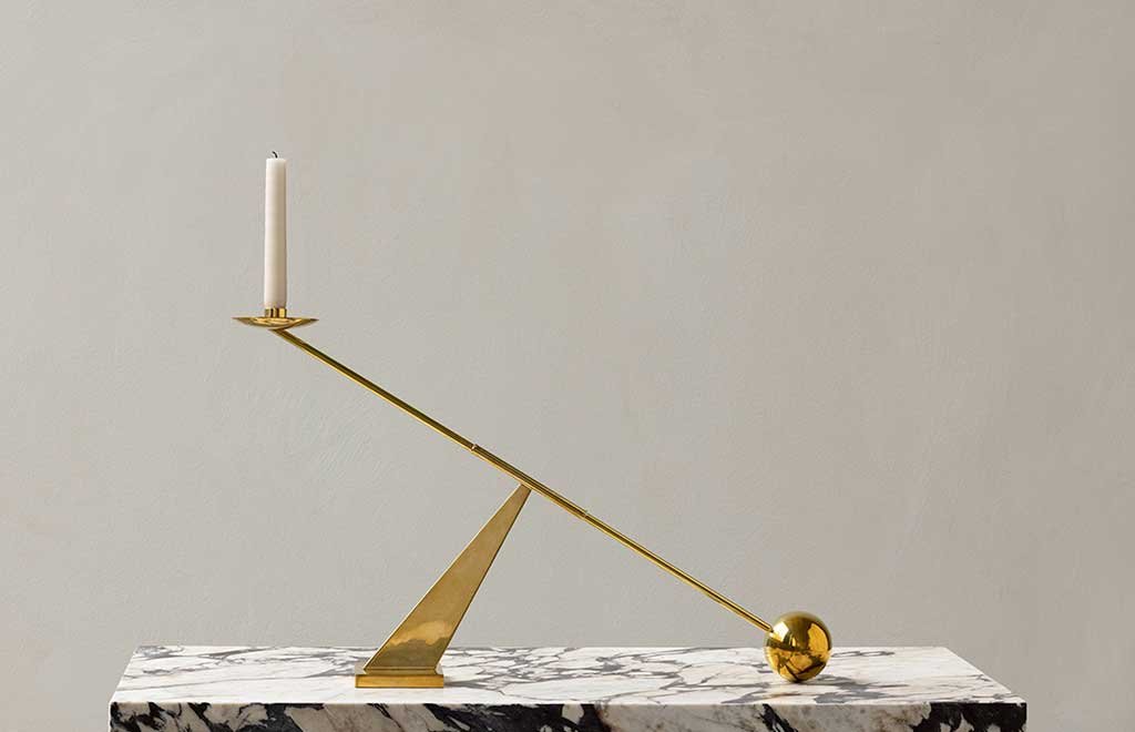 candelabro in ottone di design asta e contrappeso