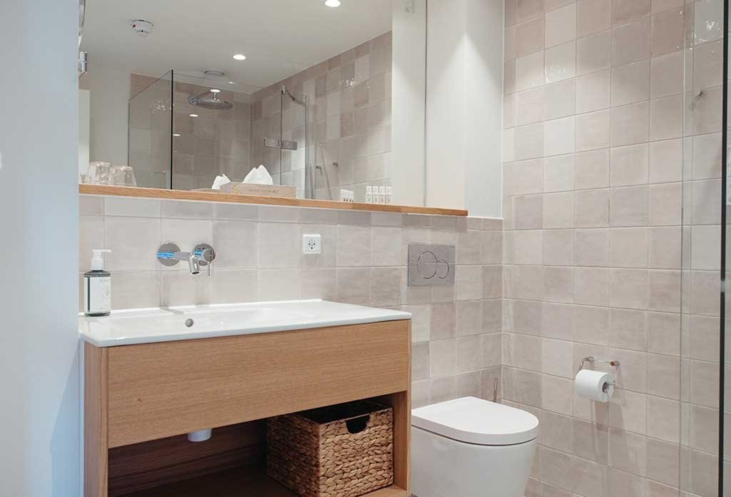 lavabo-consolle-e-wc-sospeso bagno color hotel skagen