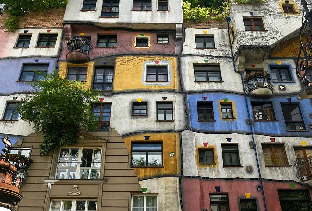 Facciata-principale-della-Hundertwasserhaus