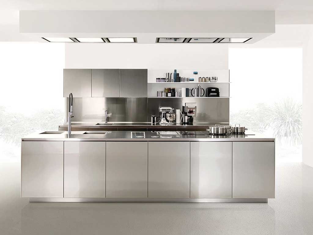 cucina-acciaio-con-paraschizzi-acciaio