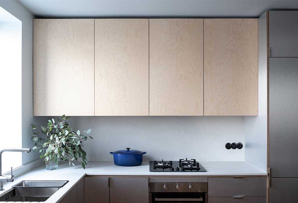 cucina-acciaio-e-legno-chiaro