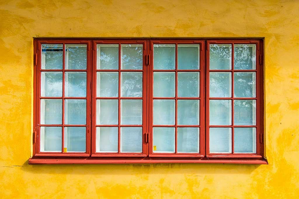 finestra-rossa-facciata-gialla