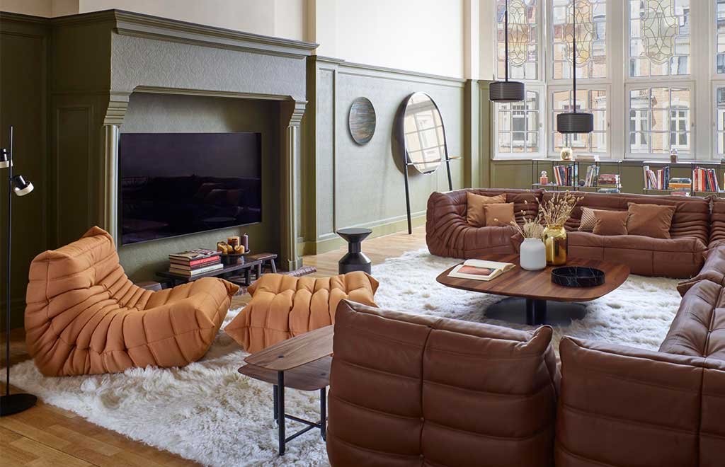 divano angolare basso morbido rivestito pelle