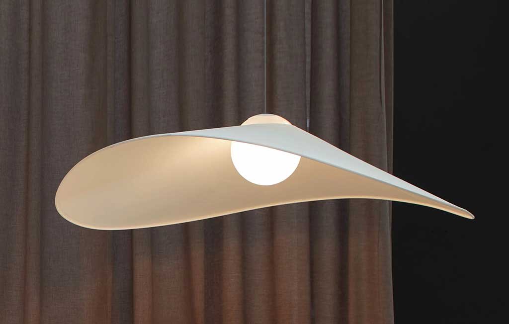 lampadario a forma di cappello leggero femminile rivestito in carta rinforzata e globo in vetro