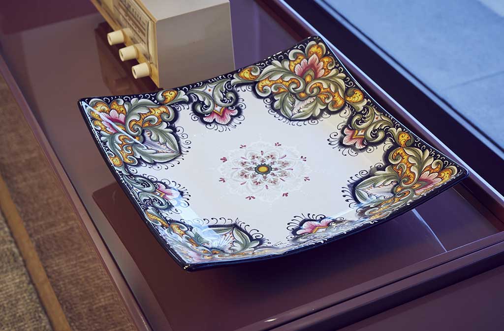 merletto-maioliche-tassi decoro minuzioso a mano