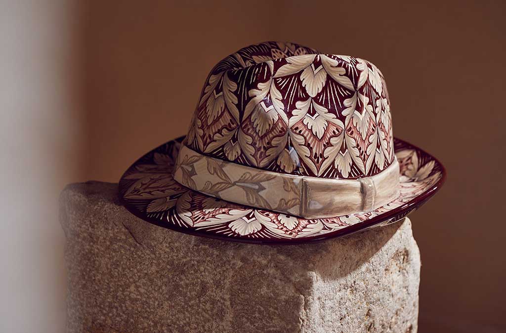 cappello da uomo in ceramica decorato a mano