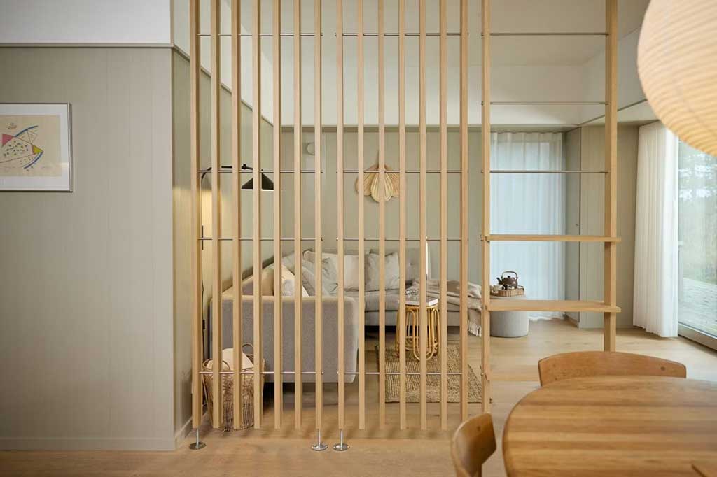 pannello divisorio modulare in legno chiaro con fissaggio telescopico