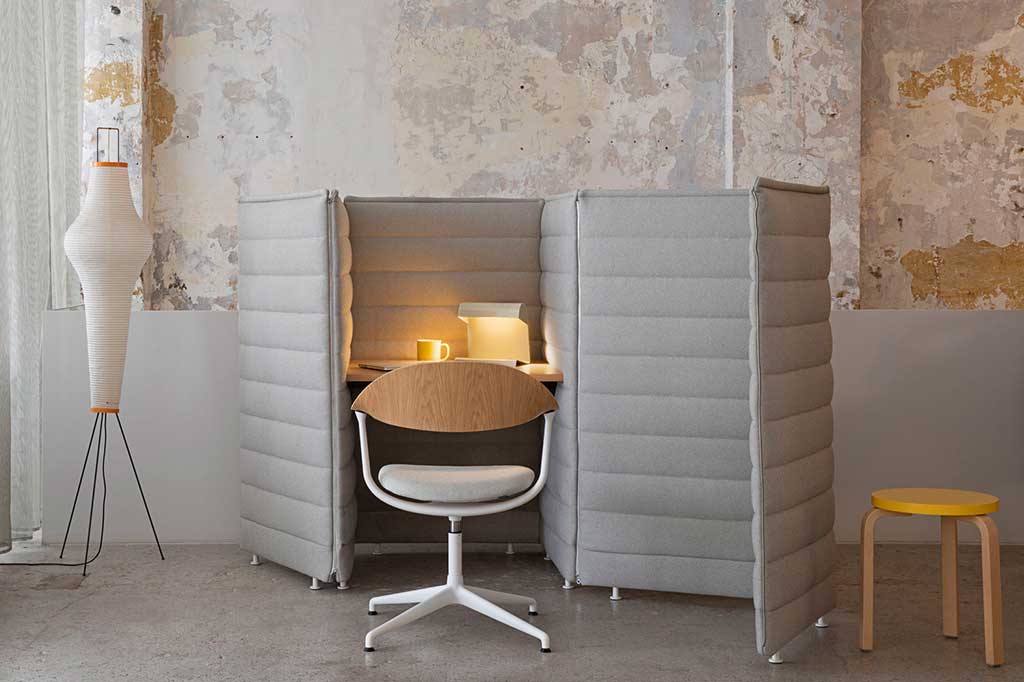 scrivania con pannelli isolamento visivo e acustico
