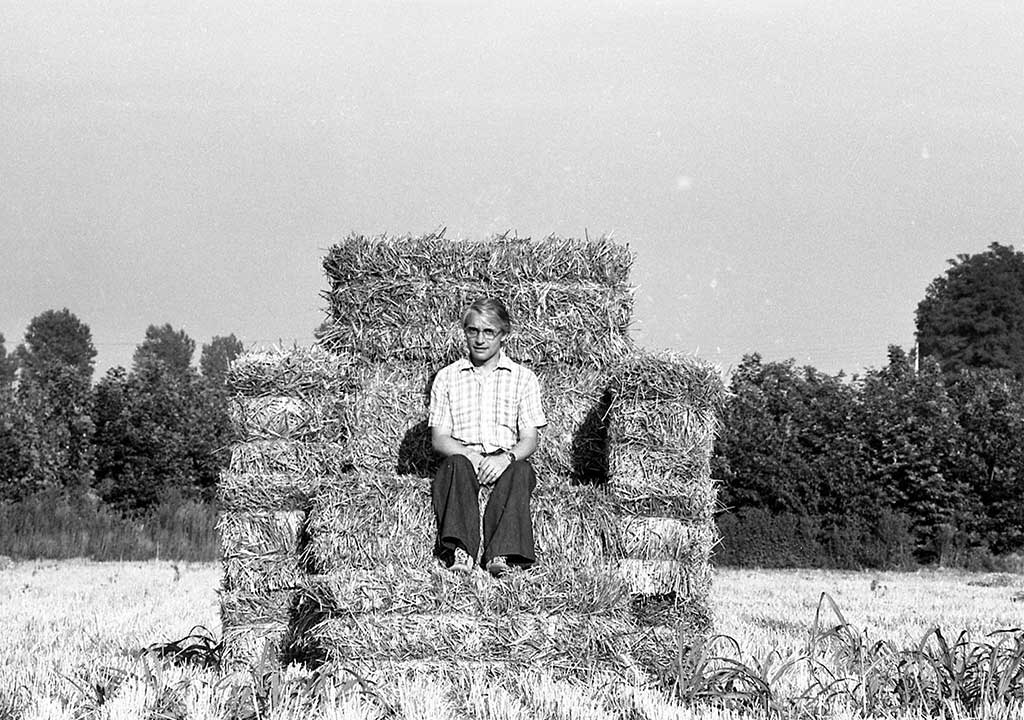 alessandro-mendini-seduto-poltrona di paglia