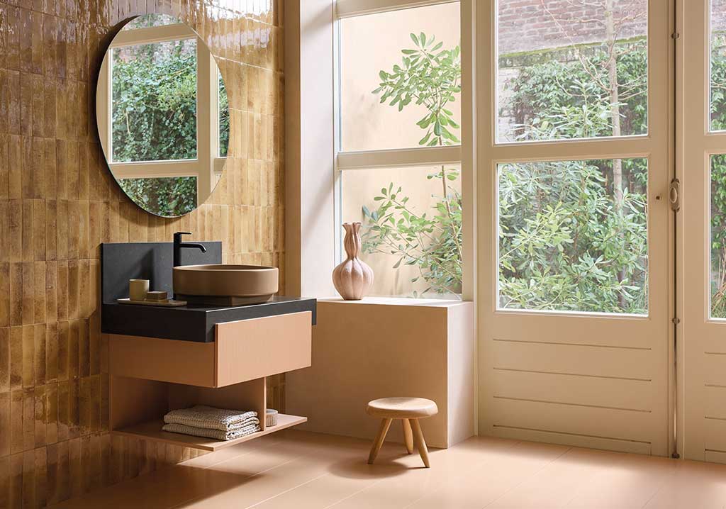 arredo bagno sospeso bacinella su consolle parete posteriore integrata