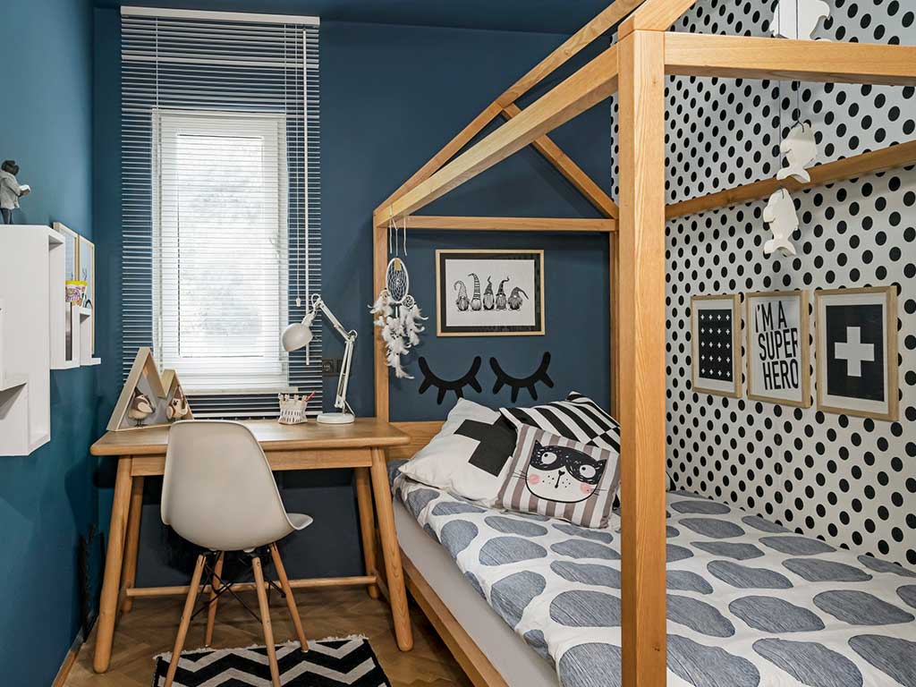 camera-bambini-scrivania-e-letto-legno-chiaro