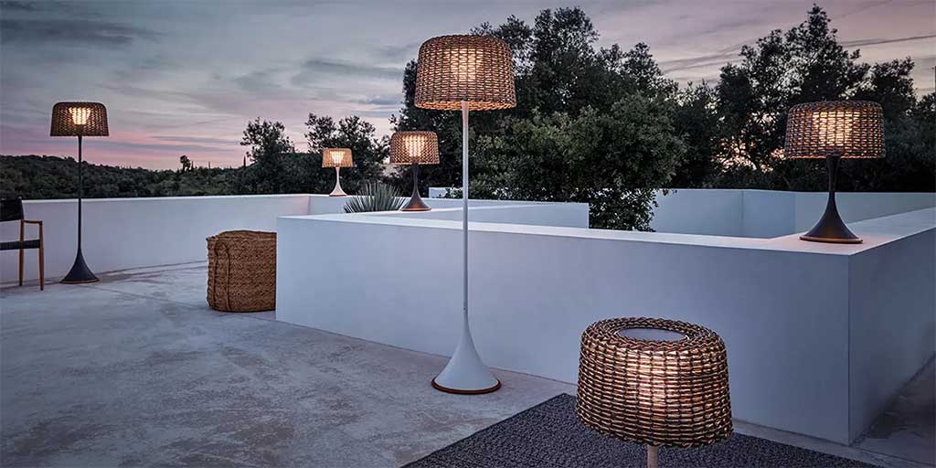 lampada ricarica solare struttura teak e alluminio paralume vimini intrecciato