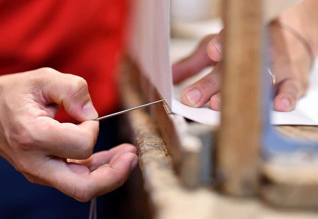 lavorazione-rilegatura-a-mano