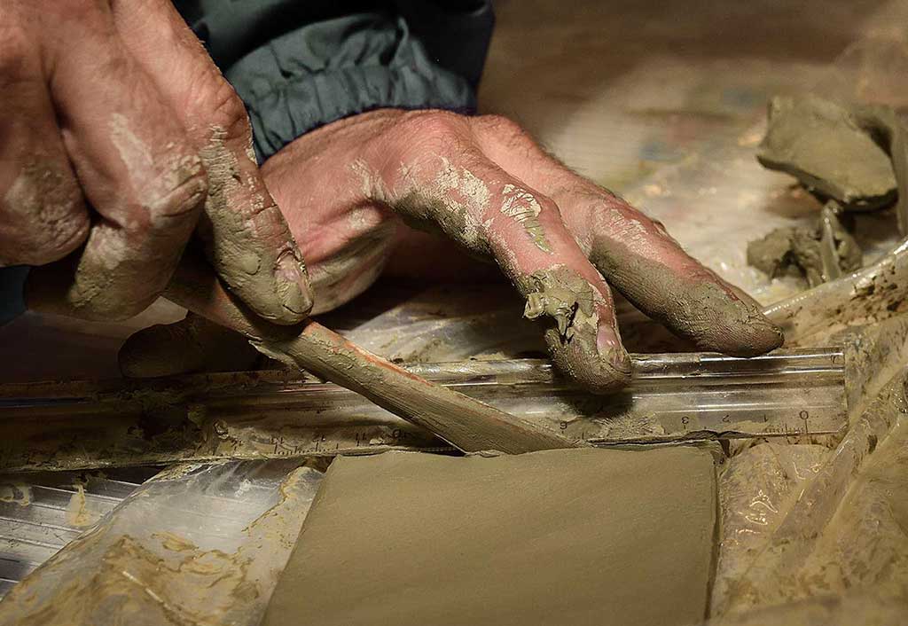 modello argilla per scultura copertina libro oro
