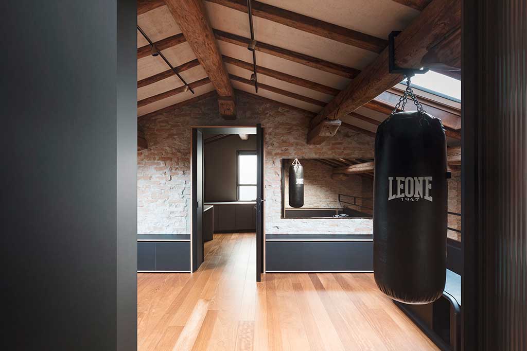 zona-palestra-minimal-appartamento-due-livelli
