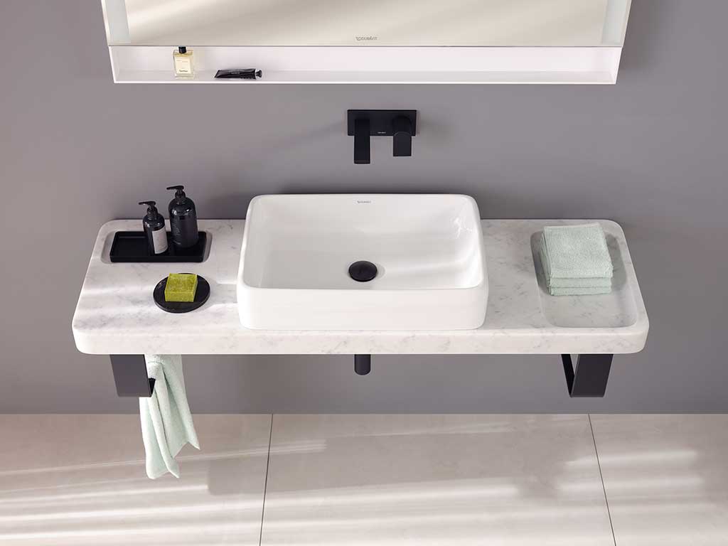 bacinella-bagno rettangolare-appoggiata-su-piano-marmo di carrara