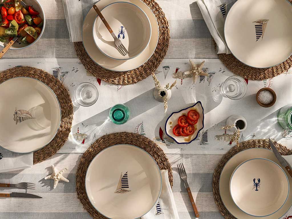 piatti-in-gres-stile-marino-e-sottopiatti-rattan