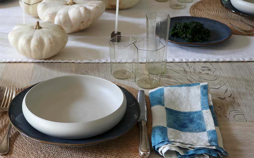 tovagliolo-quadri-blu-sottopiatto-rattan