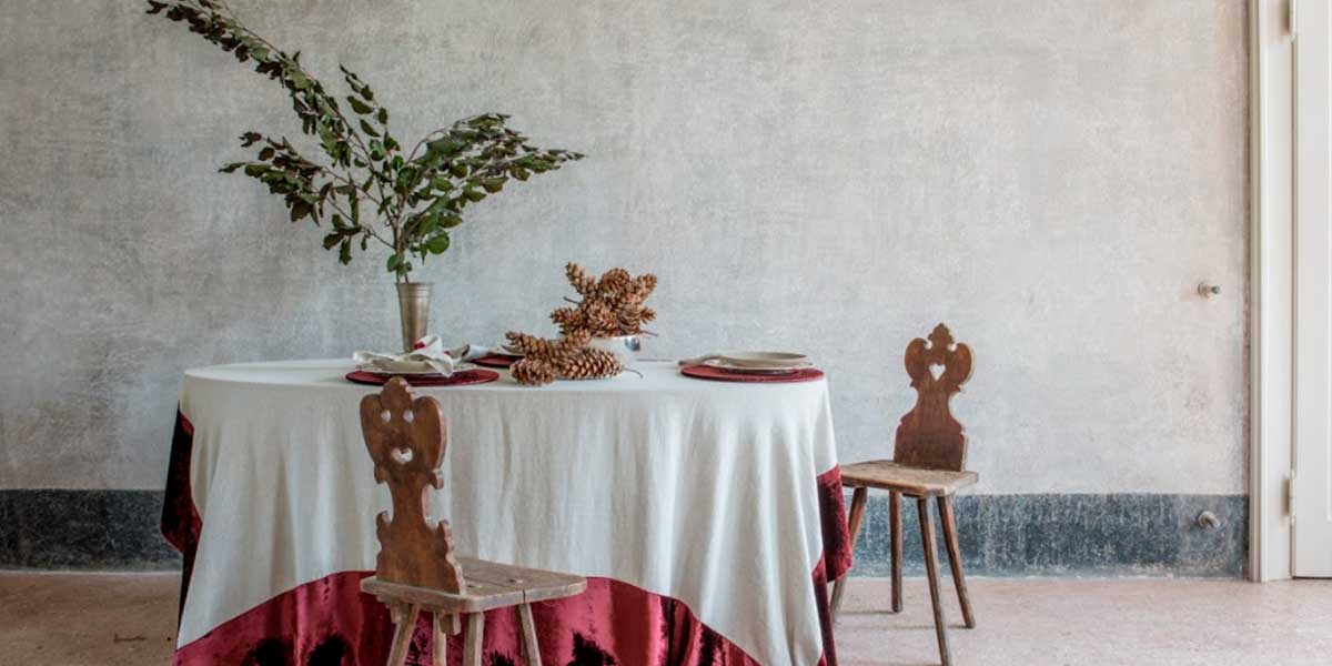 Elegante tovaglia bianca sul tavolo sfondo minimalista