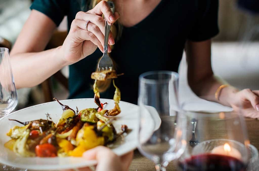 prendere cibo piatto altri