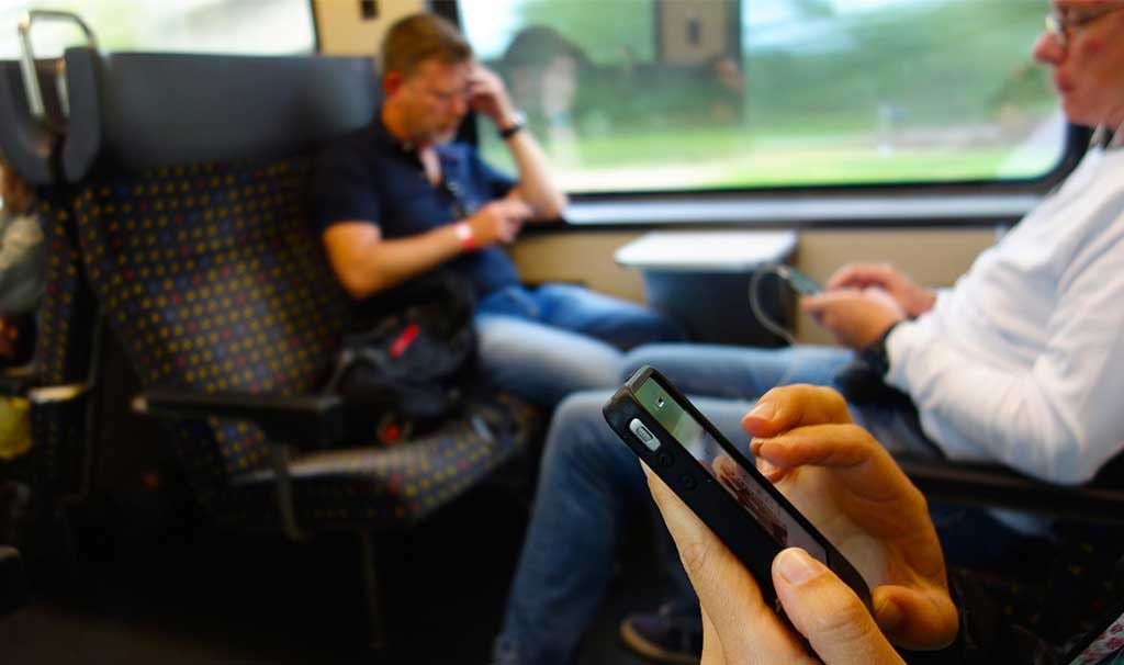 persone treno smartphone