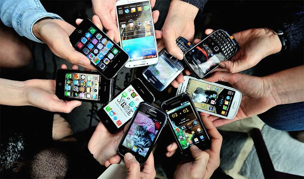 gruppo persone smartphone