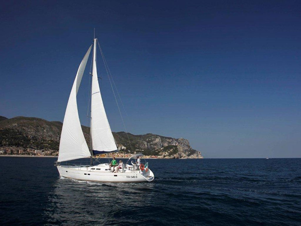 barca a vela in navigazione
