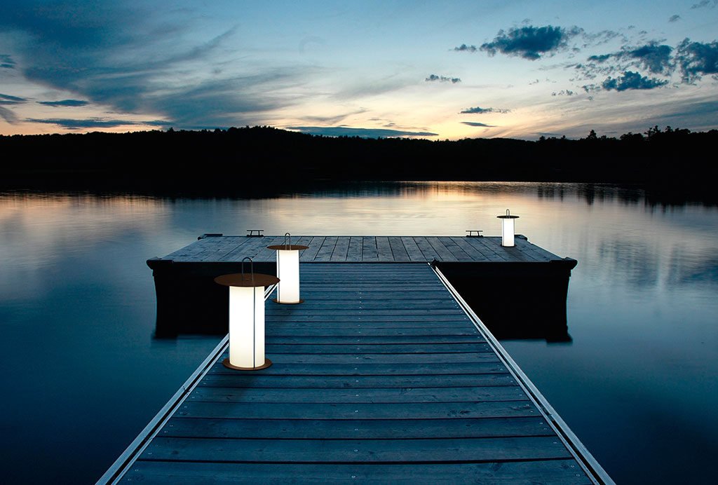 lanterne accese su molo legno