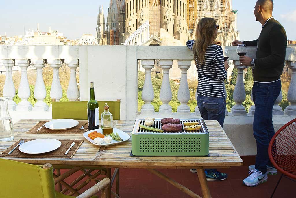 barbecue portatile appoggiato su tavolo terrazzo