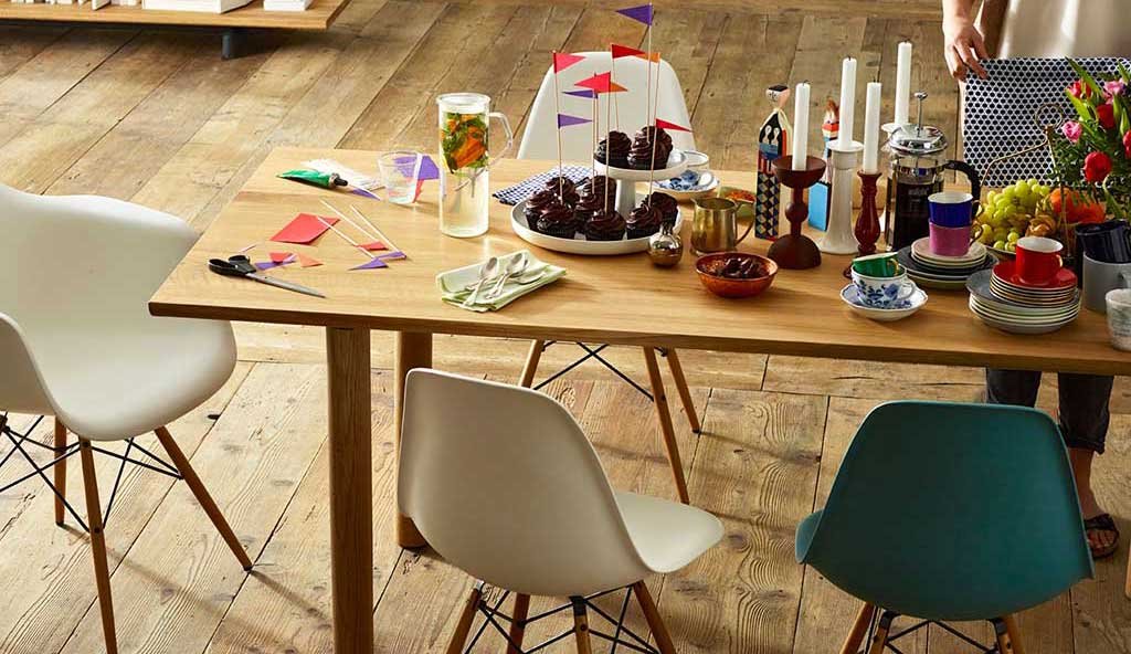 sedie in plastica colorata con ampe in legno di charles eames