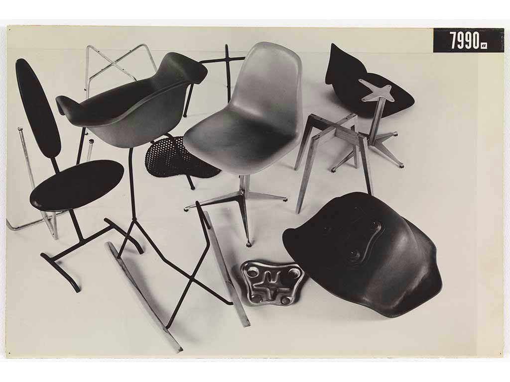 foto di alcuni prototipi di sedia by charles eames