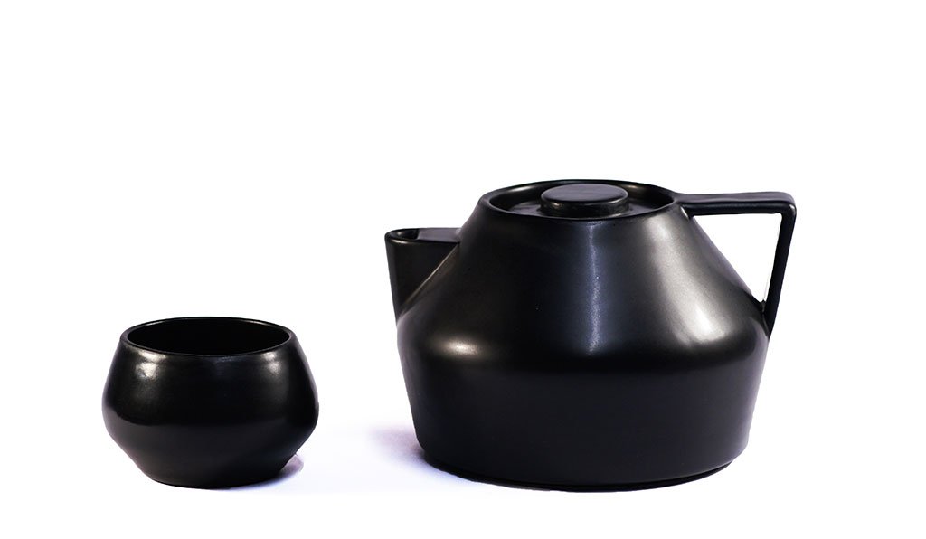 teiera e tazza colore nero