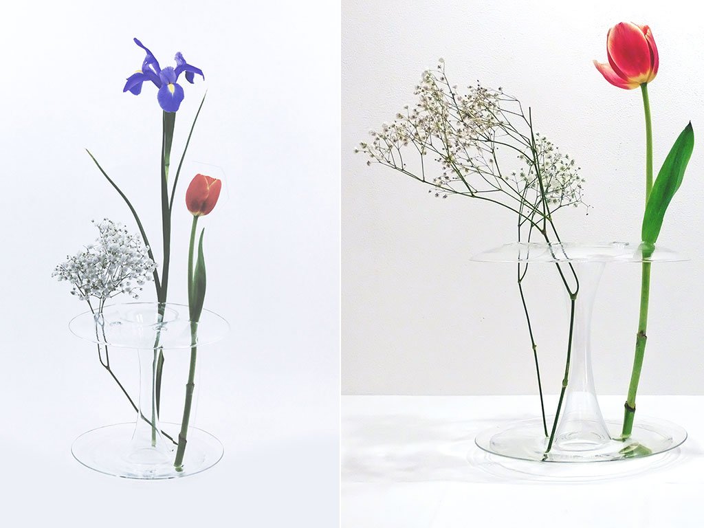 vaso di vetro forma a stelo con fiori dentro