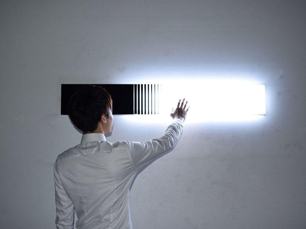 uomo che tocca lampada parete accesa