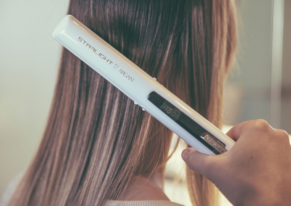 piastra per capelli in azione